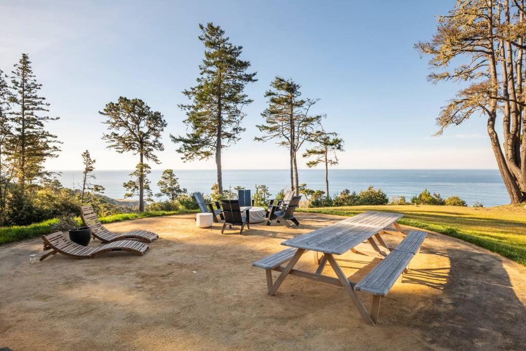 Driftwood Lodge ~ 5 Bedroom / 7 Bath ~ 30-Acre Private Estate On Hwy 1 ~ Hot Tub ~ Oceanview ~ Reunions & Retreats Walsh Landing Exteriör bild